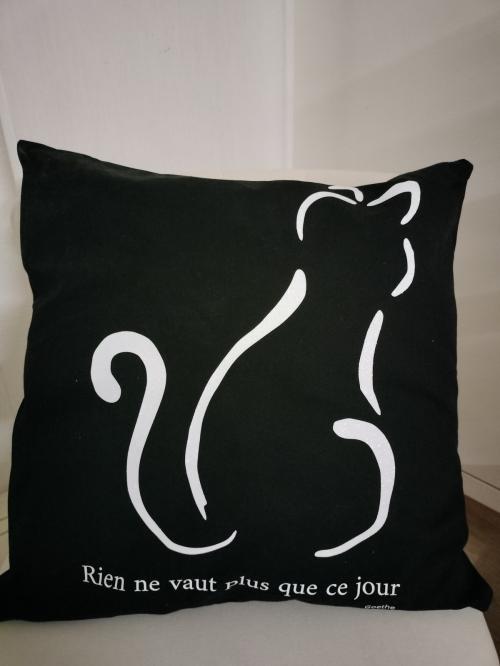 Coussin noir chat 22.12
