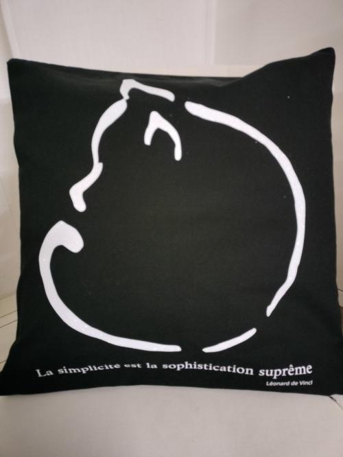 Coussin noir chat rond 22 .12